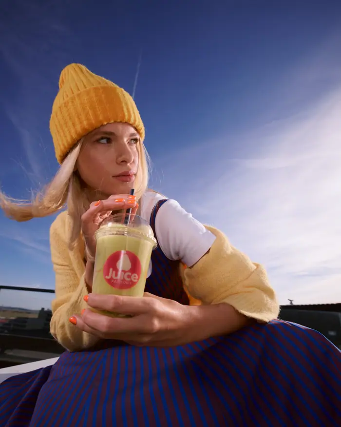Frau mit gelber Haube und Iced Drink