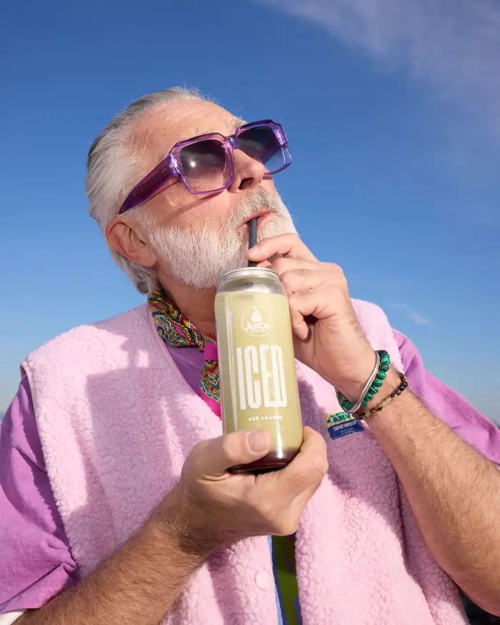 Mann mit Sonnenbrille trinkt einen Iced Latte