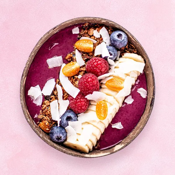 Açaí Bowl Classic mit Banane, Beeren, Kokos und Granola