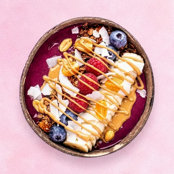 Açaí Bowl Peanutbutter mit Erdnussbutter und Erdnüssen
