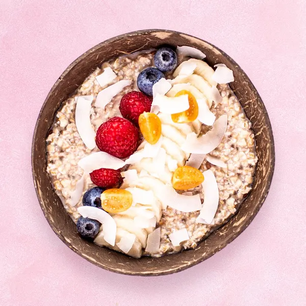Porridge Banana-Nougat with hazelnut-cocoa cream, banana, oats, rice milk, agave, cocoa, coconut, chia, flaxseed & berries