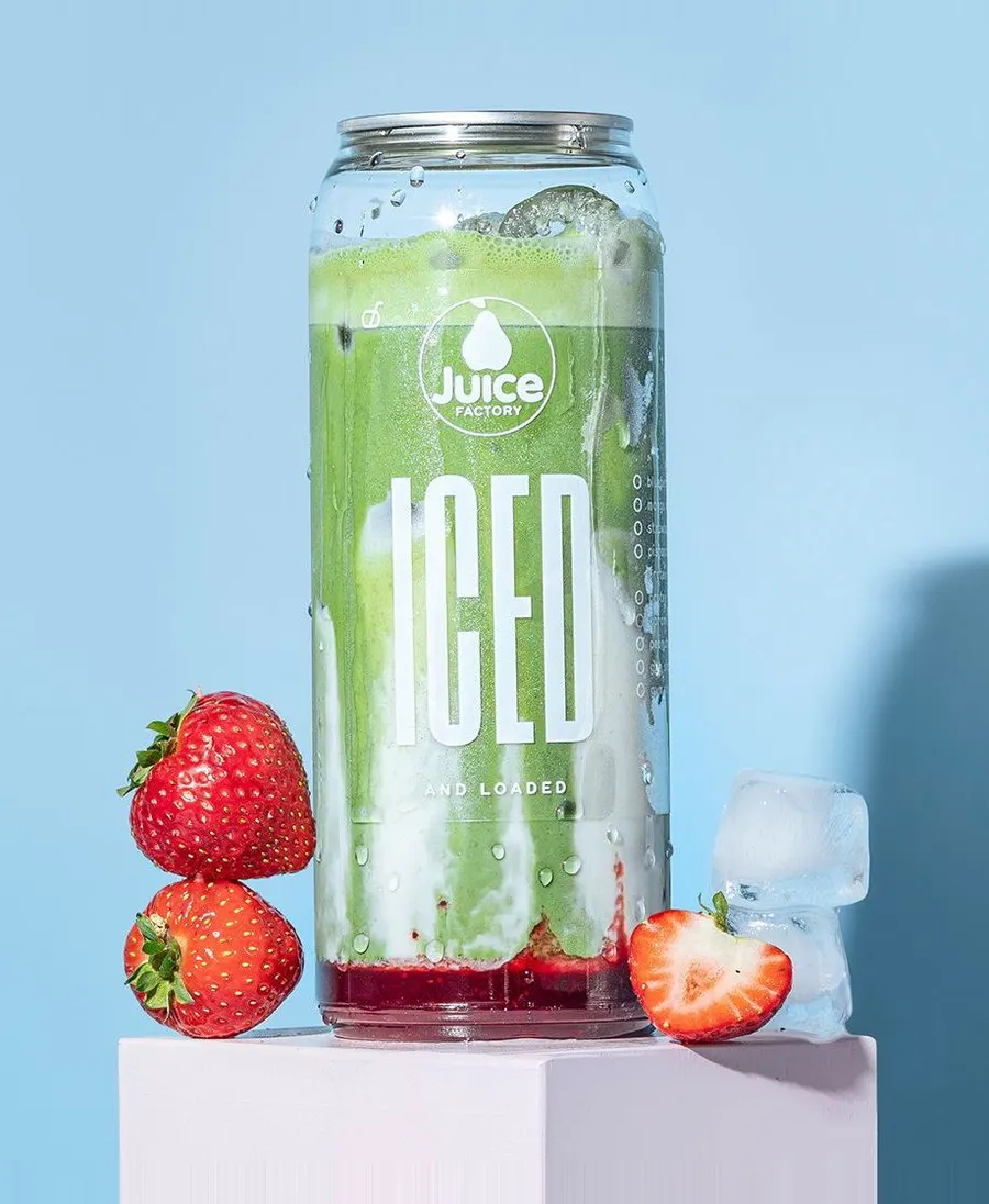 Iced Strawberry Matcha in der Dose mit Erdbeeren