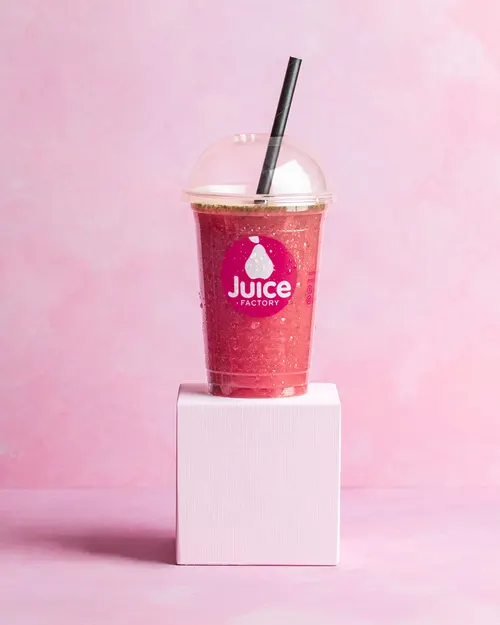 Juice Miss Hawaii with pineapple, strawberry, mint, apple