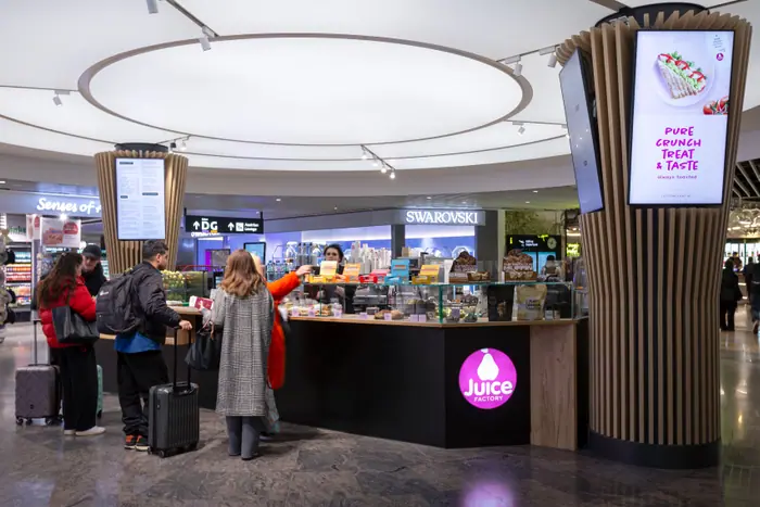 Juice Factory auf der Plaza im Terminal 1