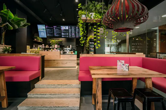 Sitzbereich mit pinker Bank in der Schottengasse