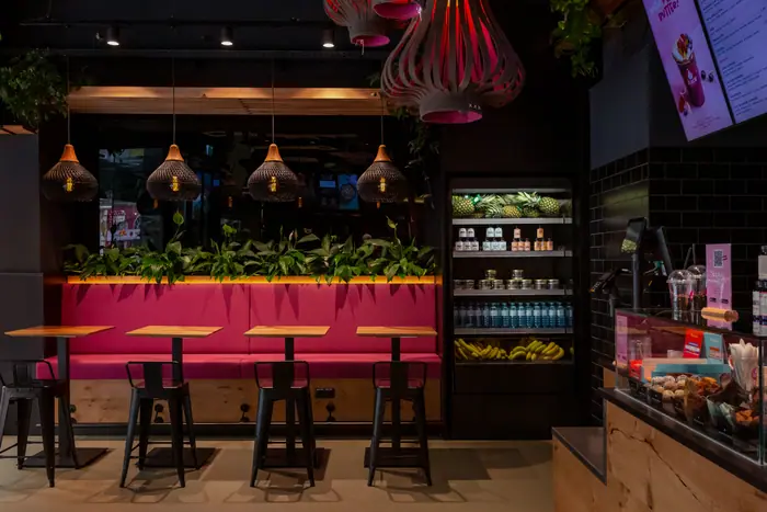 Theke mit Pflanzen und pinker Wand in der Währinger Straße