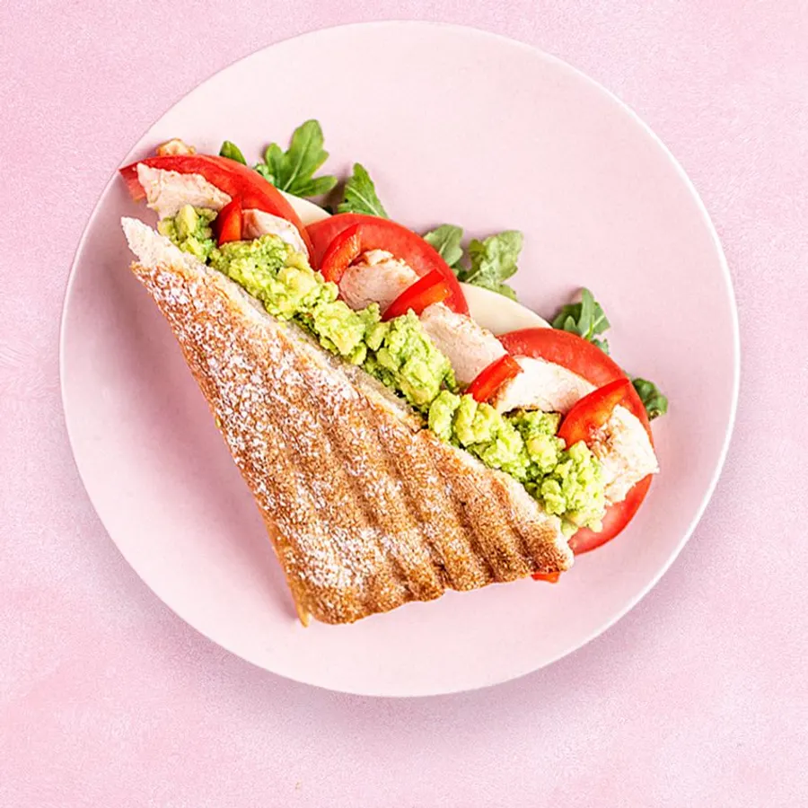 Getoastetes Chicken-Sandwich mit Avocado und Tomate