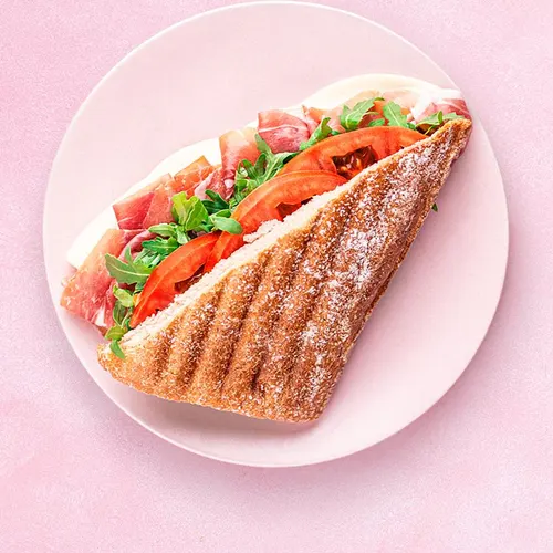 Sandwich Prosciutto with prosciutto crudo, mozzarella, tomato, pesto, rocket