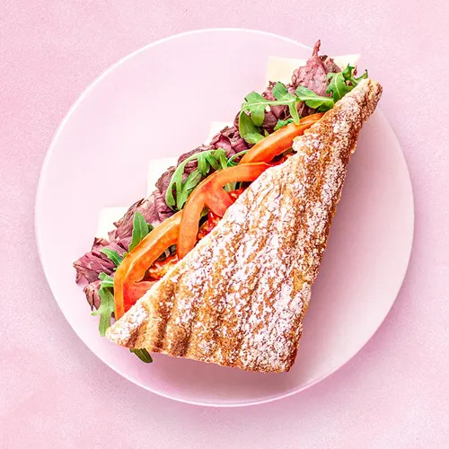 Sandwich Roast Beef with roast beef, mozzarella, rocket, tomato, mayonnaise