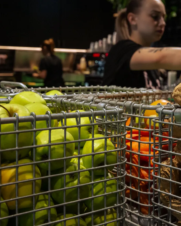 A juicer at work behind the fruit baskets in Währinger Straße