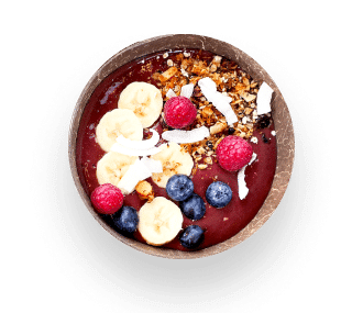 Eine Smoothie-Bowl mit Bananenscheiben, Blaubeeren, Himbeeren, Granola und Kokosflocken, serviert in einer runden Schüssel.