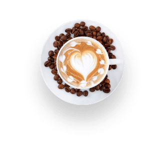 Eine Tasse Cappuccino mit herzförmiger Latte Art, umgeben von Kaffeebohnen auf einer weißen Untertasse, von oben vor einem weißen Hintergrund betrachtet.