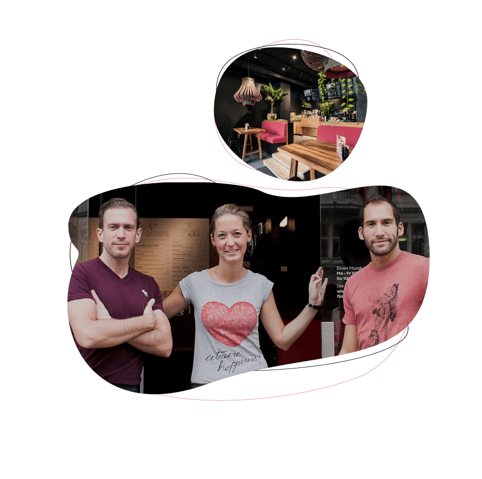 Drei Personen stehen lächelnd vor einem Restaurant; über ihnen ist ein Bild zu sehen, das das gemütliche Innere des Restaurants mit Tischen, Stühlen und moderner Einrichtung zeigt.