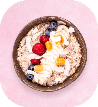 Gesundes Frühstück mit Haferflocken, Obst und Kokosnuss