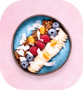 Frühstücksschale mit Obst, Granola und Kokosflocken