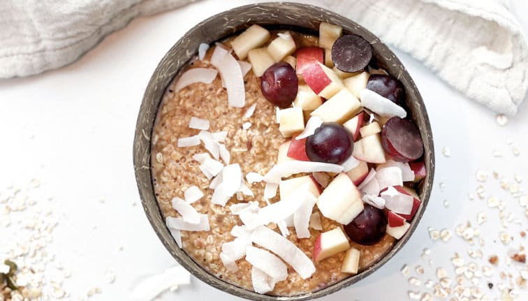 Haferbrei mit Früchten und Kokosflocken