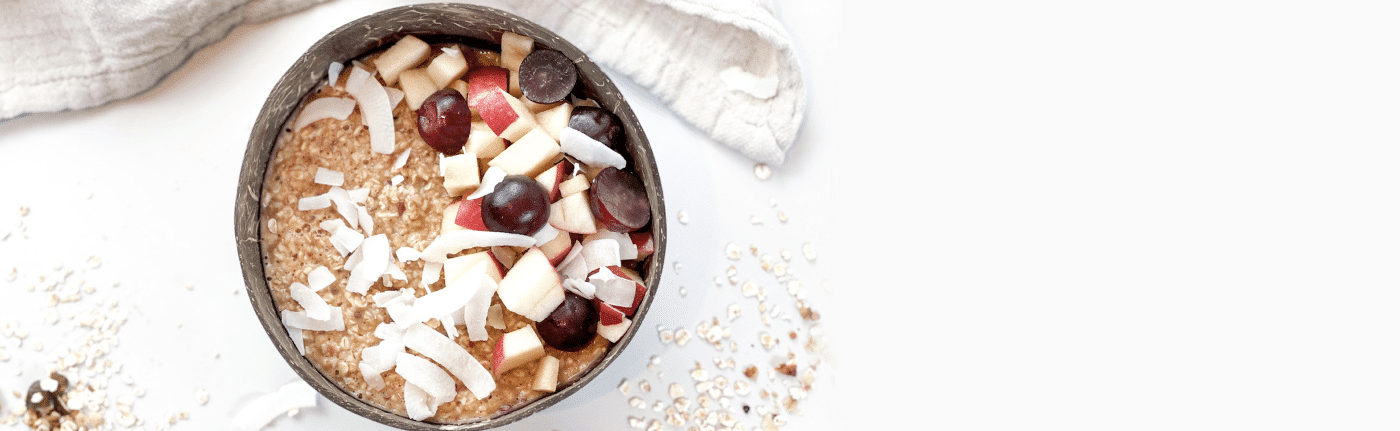 Haferflocken mit Obst und Kokosflocken in Schüssel