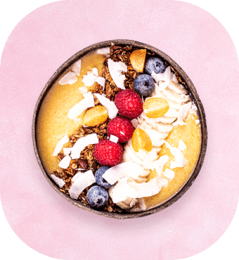 Gesunde Smoothie-Bowl mit Beeren und Kokosflocken