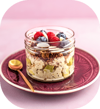 Frühstücks-Müsli im Glas mit Beeren und Nüssen