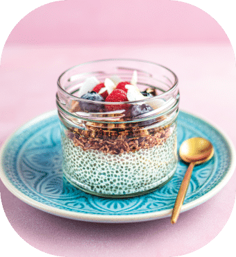 Chia-Pudding mit Beeren im Glas auf Teller