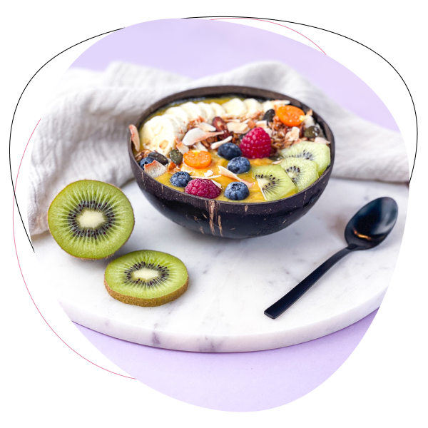 Fruchtige Smoothie-Bowl mit Kiwi und Beeren.
