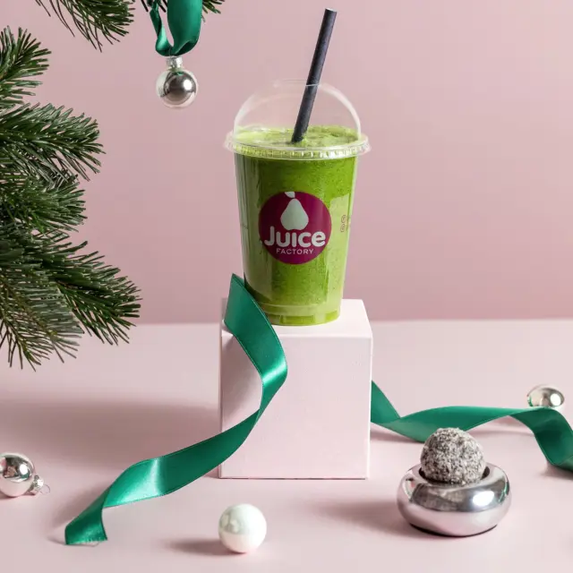 🎄 Adventskalender Türchen 19🎄
Hinter dem 19. Türchen wartet ein echtes Vitamin-Paket auf euch!! Heute habt ihr die Chance, einen erfrischenden Green Machine Juice und einen Energy Ball zu gewinnen! 🥑⚡️

Was ihr dafür tun müsst?
1. folgt uns @honu.tikibowls @juicefactory_europe 
2. verratet uns, wer eurer Meinung nach dringend einen Vitamin-Kick braucht 🍋
3. liked diesen post 

Teilnahme bis zum 20.12.2024 um 20:00 Uhr möglich. Der/die Gewinner:in wird via DM kontaktiert. Keine Barauszahlung! 

Good Luck! ✨