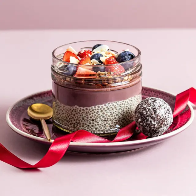 🎄 Adventskalender Türchen 23🎄
Hinter dem 23. Türchen erwartet euch ein superleckeres Vitamin-Paket! 🌟 Gewinnt unseren brandneuen Acai Chia Pudding, der ab nächstem Jahr erhältlich ist – dazu gibt’s eine praktische Soulbottle mit deinem Lieblings-Juice und einen Energy Ball! ✨ 

Was ihr dafür tun müsst?
1. folgt uns @honu.tikibowls @juicefactory_europe 
2. verratet uns, wer eurer Meinung nach dringend einen Vitamin-Kick braucht 🍐
3. liked diesen post 

Teilnahme bis zum 25.12.2024 um 20:00 Uhr möglich. Der/die Gewinner:in wird via DM kontaktiert. Keine Barauszahlung! 

Good Luck! ✨